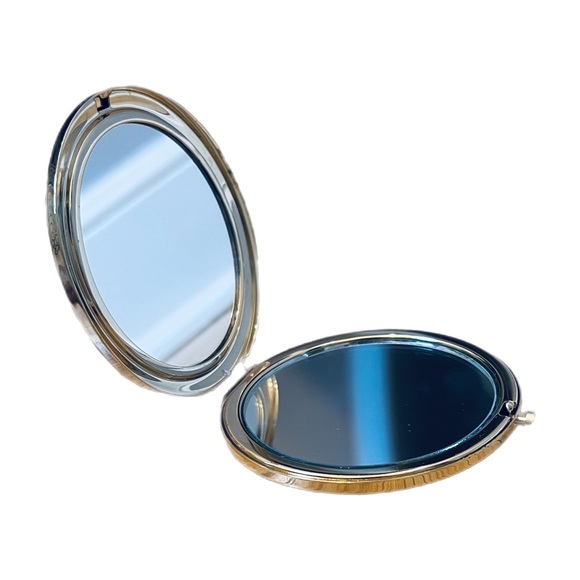 NEW RARE Henri Bendel Compact Mirror “Chic Lady Walking Dog” - WHITE/SILVER - Picture 3 of 3